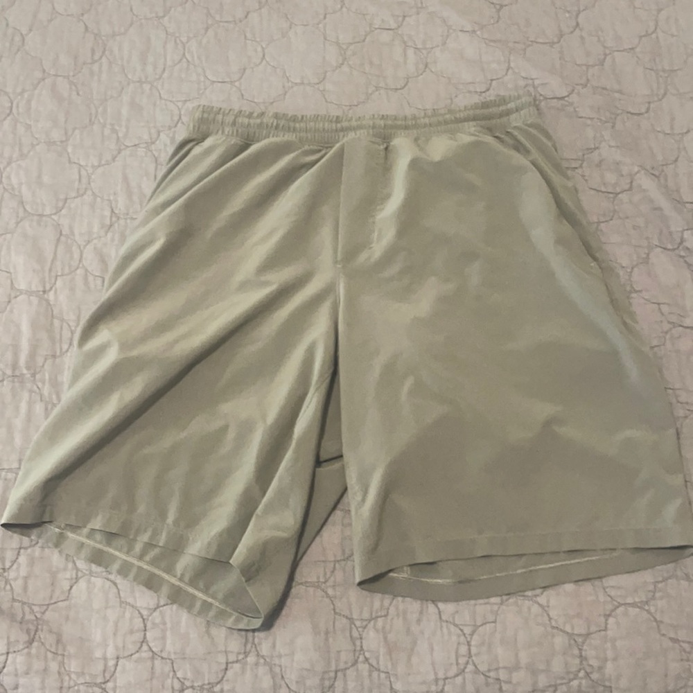 Lululemon Men’s Pace Breaker shorts 9”